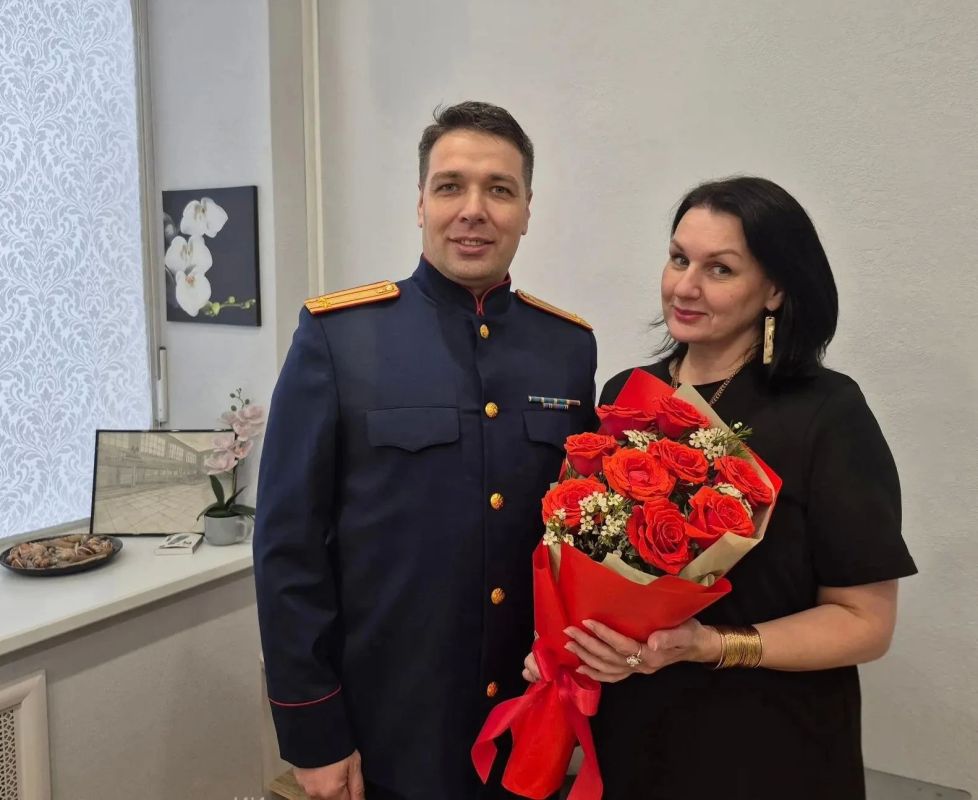 Офицеры следственного управления поздравили педагогов с Днем учителя