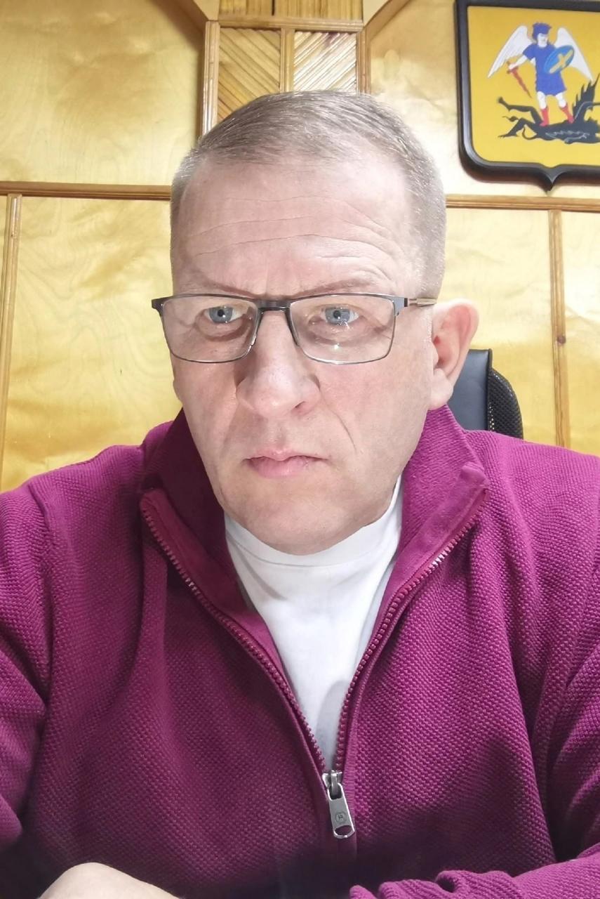 «Откройте холодильник и прокричите в него»: Чиновник посоветовал не тратить нервы из-за плохого освещения и качества дорог