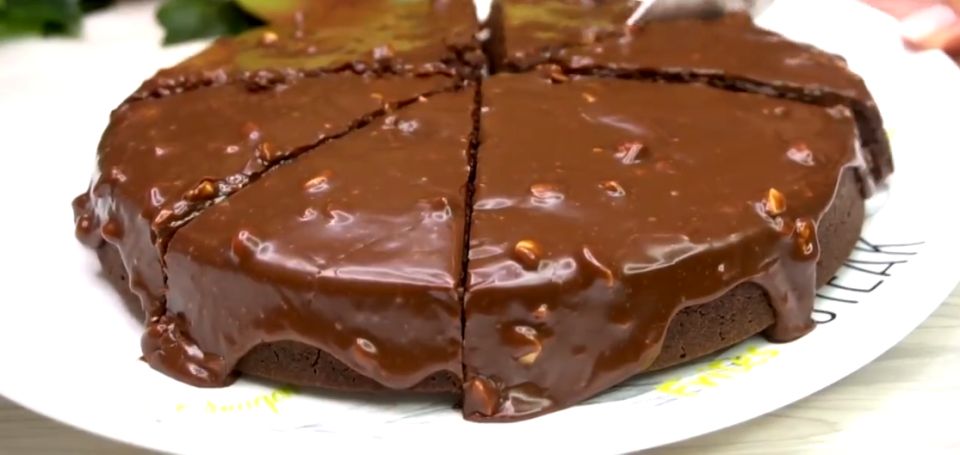 Шоколадный торт из печенья: простой и вкусный способ использовать остатки