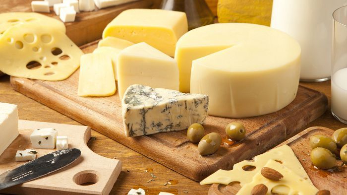 Как приготовить изысканный сырный суп с оливками и копченостями