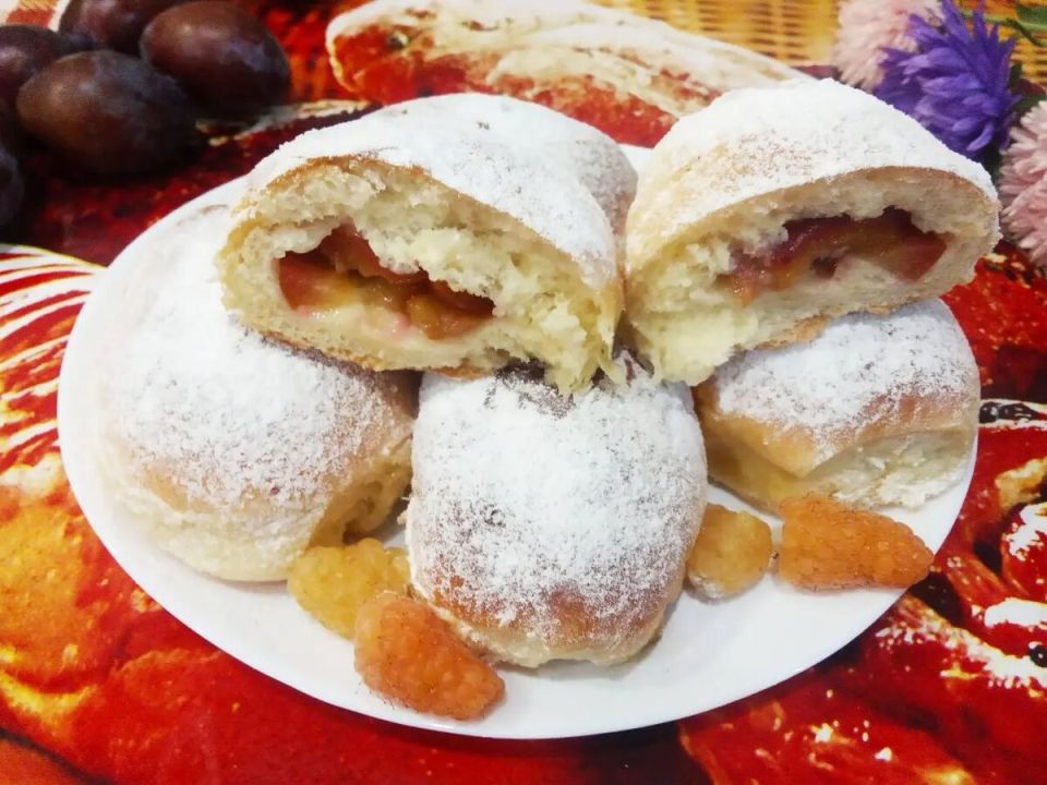 Сочные пирожки с ароматной сливовой начинкой: простой рецепт для домашних кулинаров