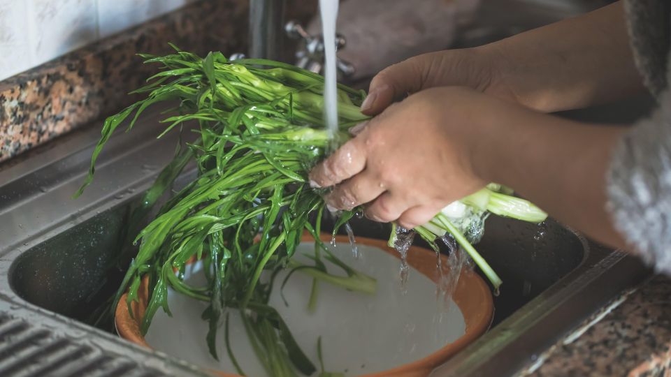 Вы всю жизнь мыли зелень неправильно: едите вместе с грязью