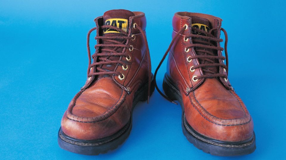 Даже не вздумайте повторять: этот глупейший лайфхак «убьет» кожаную обувь