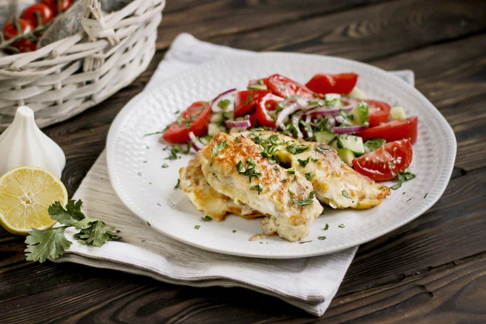 Шницель из индейки с салатом: легкий и вкусный рецепт для всей семьи