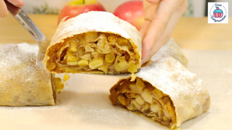 Погружение в мир яблочного штруделя: восхитительный рецепт для осеннего настроения