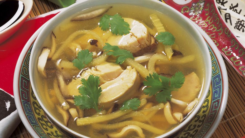 Шеф-повара картошку в куриный суп не кладут: вот чем заменяют овощ