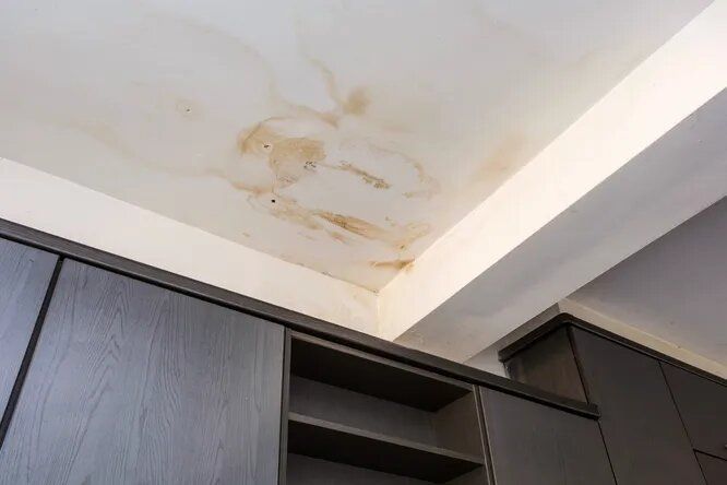 Как избавиться от водяных пятен на потолке: пошаговая инструкция