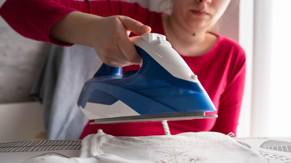 Вещи придется выкинуть на помойку: никогда не допускайте эту ошибку при глажке