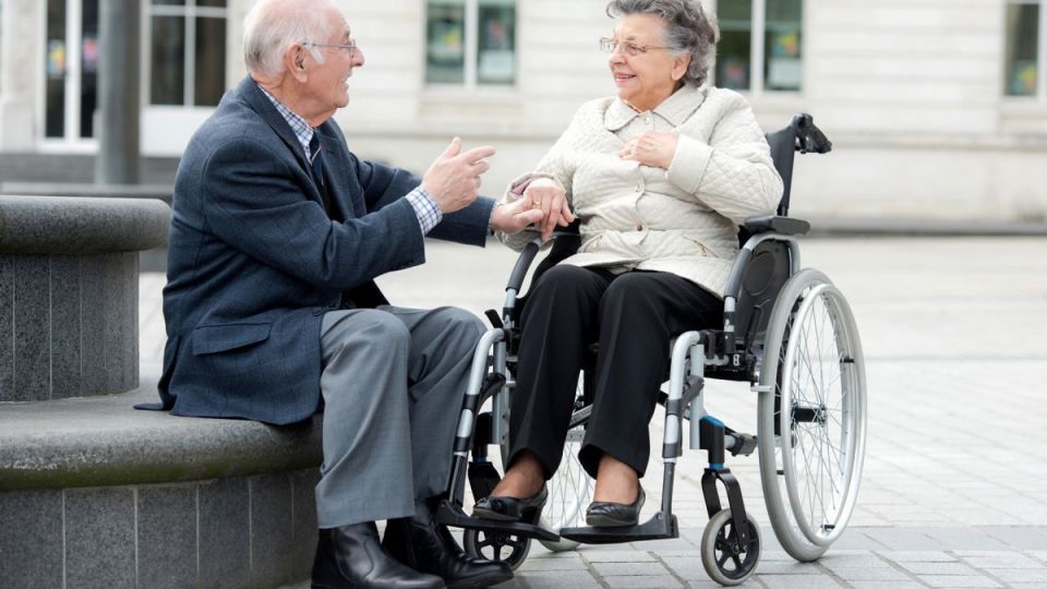 Неизвестная надбавка для пенсионеров: как получить почти 3000 рублей на содержание супруга