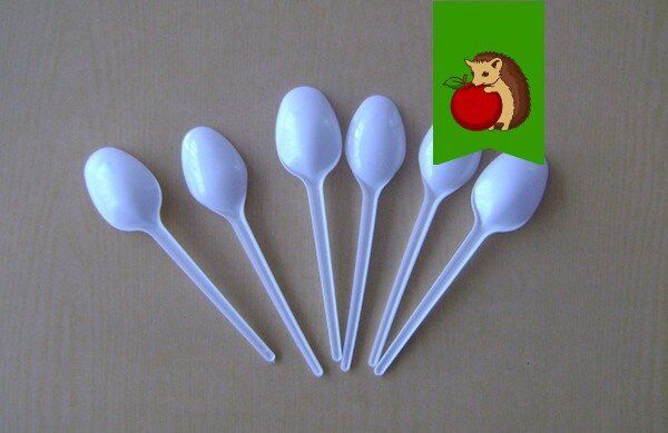 Не спешите выбрасывать одноразовые ложки: их необычные применения в огороде