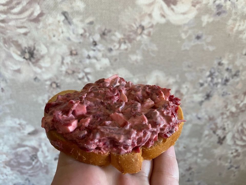 Простой и вкусный салат из свеклы с чесноком: подготовьте за 20 минут