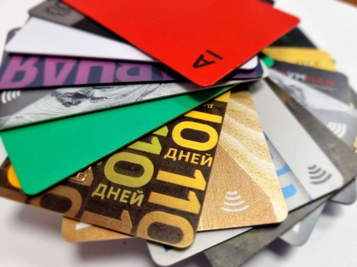 Сравнение ставок по вкладам и накопительным счетам: стабильность на финансовом рынке