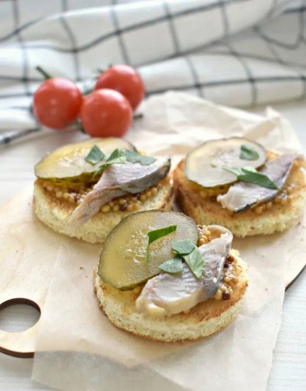 Закусочные бутерброды с селедкой: идеальное угощение для любого стола