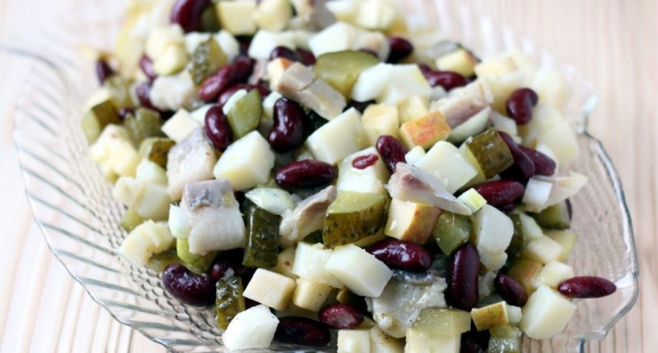 Незабываемый салат с фасолью и селедкой: простой рецепт для любого стола