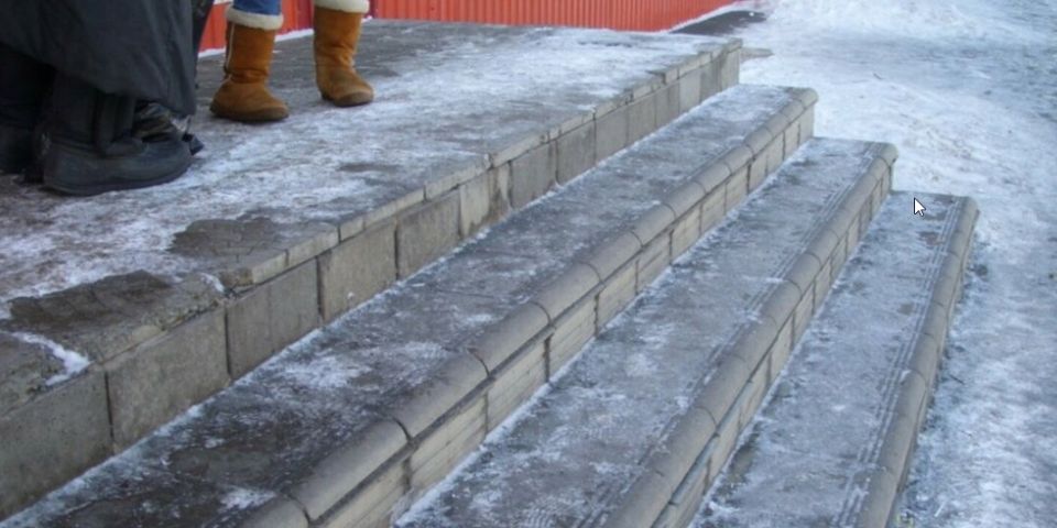 Зима на пороге: как безопасно справиться с наледью на крыльце