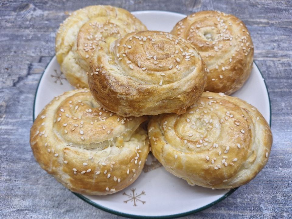 Сочные сырные улитки: легкая выпечка за 30 минут