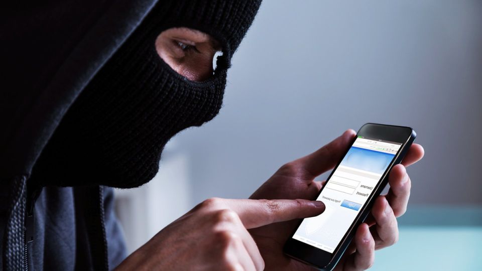 Как мошенники обманывают через SMS: новые схемы и защита от них