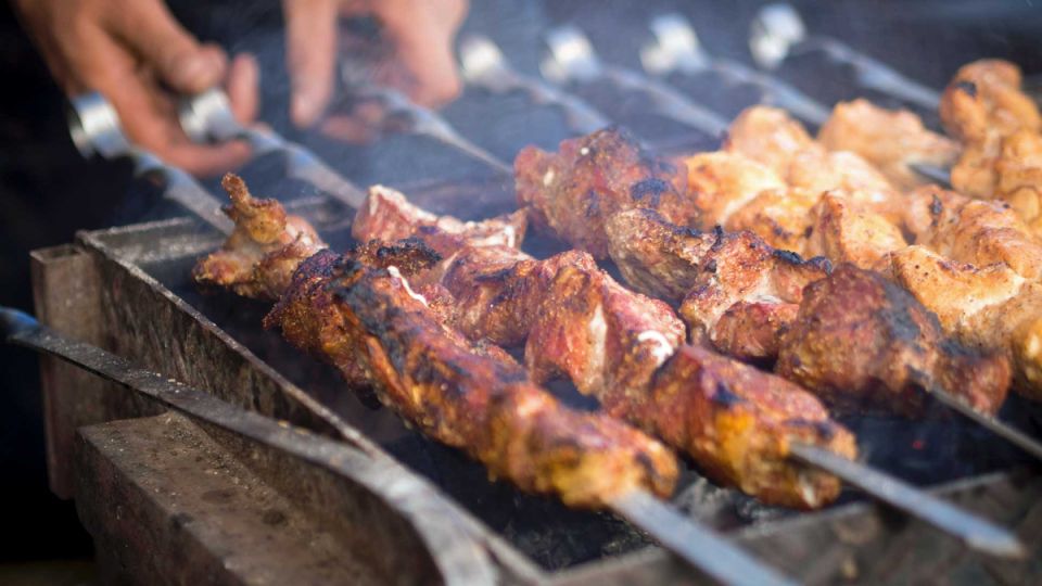 Время для шашлыка: 5 осенних рецептов, которые стоит попробовать