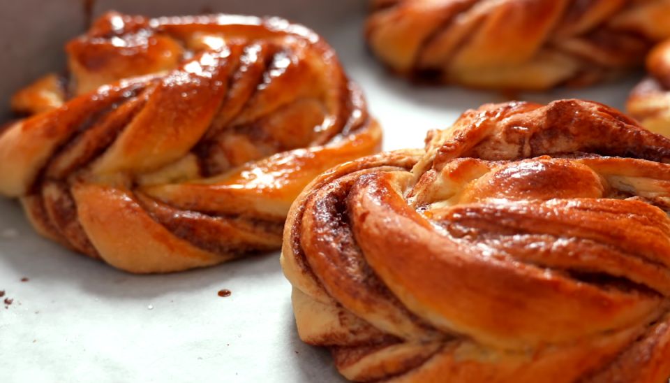 Ароматные булочки с корицей: уютный рецепт на осень