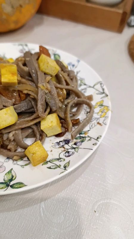 Нежный вкус гречневой лапши с тофу и овощами: идеальный веганский обед