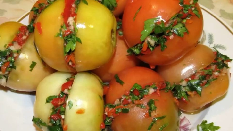 Секреты армянских бурых помидоров с ароматной начинкой на зиму
