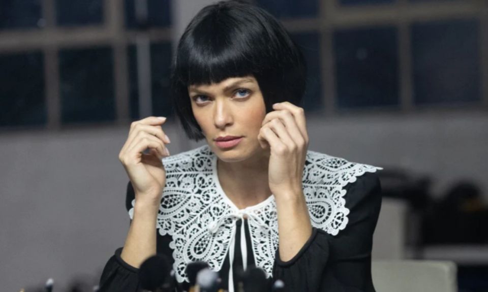 Как накладной воротник снова стал модным акцентом: узнайте, что за этим стоит!